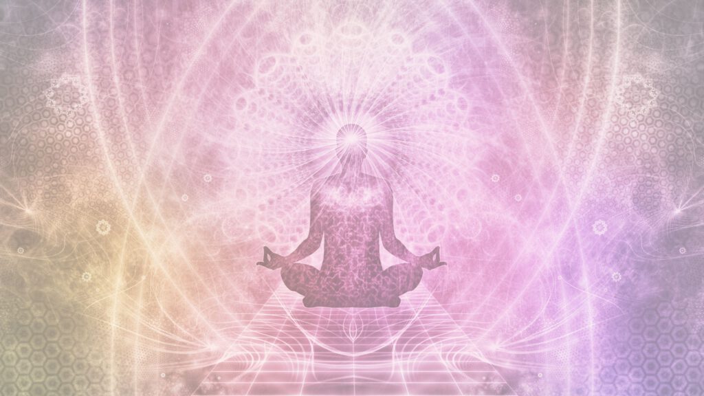Meditierender Mensch in violettem Licht