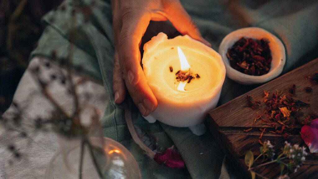 Kerze auf Altar